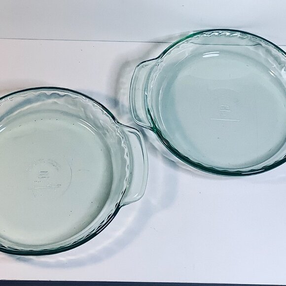 Martha Stewart Green Fluted Pie Plate Dish with Tab Handles 9.5" (Set of Two) - Picture 2 of 7